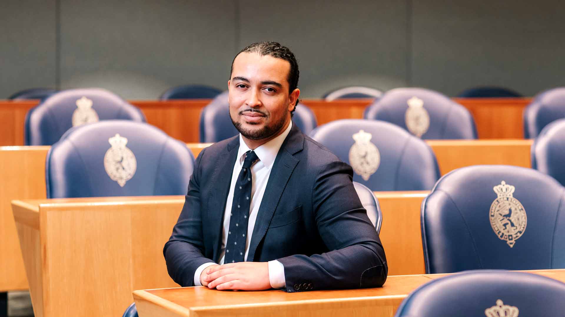 Il parlamentare olandese Don Ceder nel Parlamento olandese