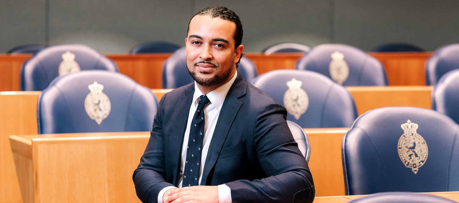 Il parlamentare olandese Don Ceder nel Parlamento olandese